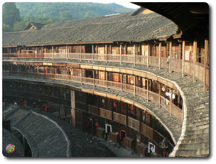 Vue des 3 etages de Chengi lou et de quelques une des 80 chambres
